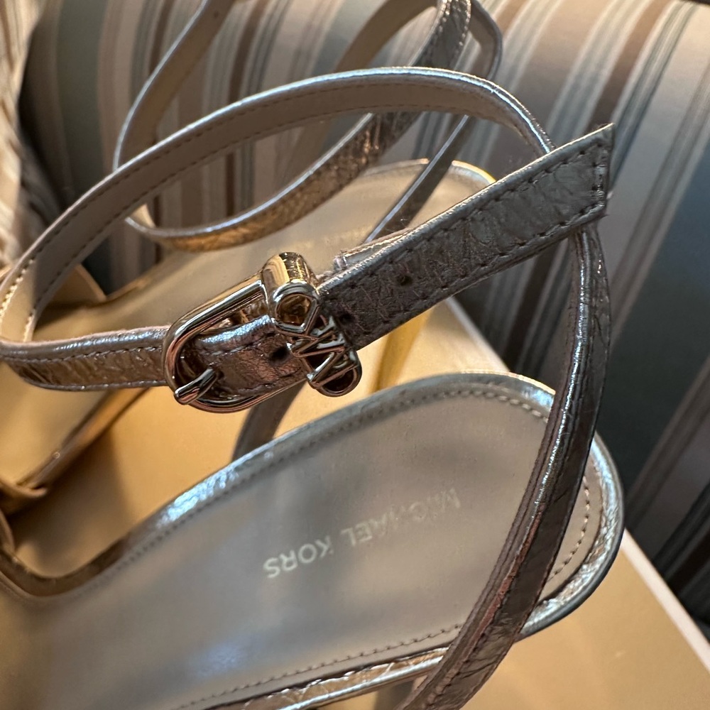MICHAEL MICHAEL KORS
Elyse Crackled Metallic Leather Sandal Pale Gold - Picture 6 of 8